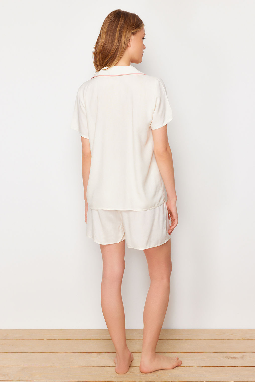 Trendyolmilla Beyaz Kurdele/Fiyonk ve Biye Detayl? Viskon Sortlu Dokuma Pijama Tak?m? THMSS24PT00290 фото 11