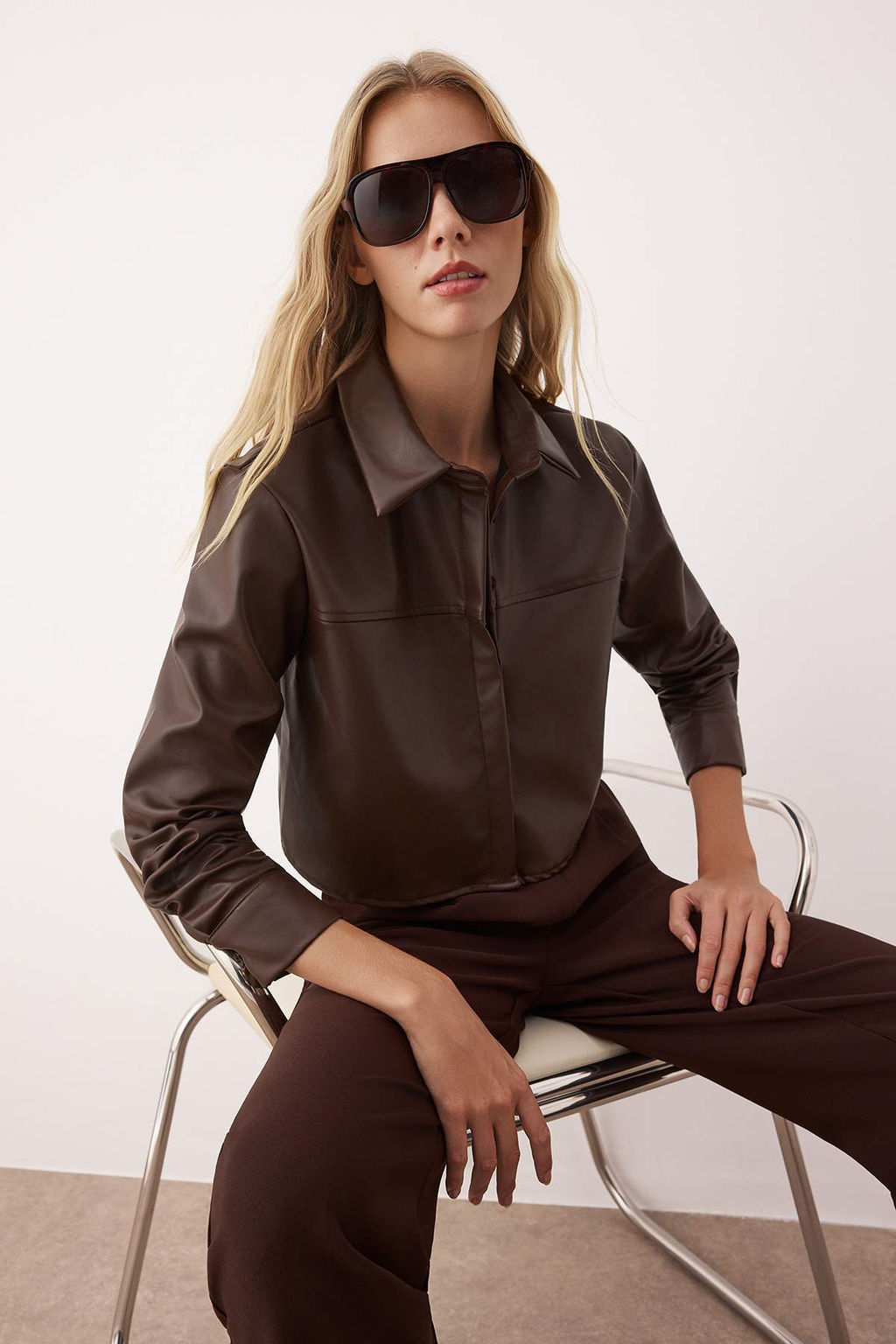 Koyu Kahverengi Crop Deri Gomlek TWOAW26GO00025 - Trendyolmilla фото 2