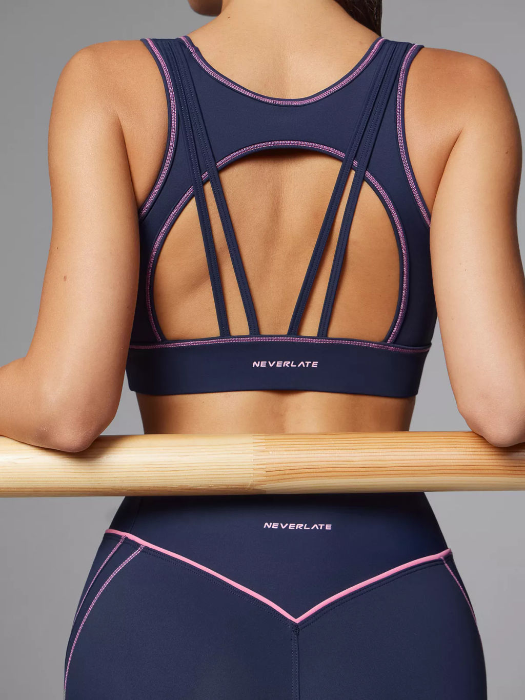 Моделирующий топ-бра с контрастными швами