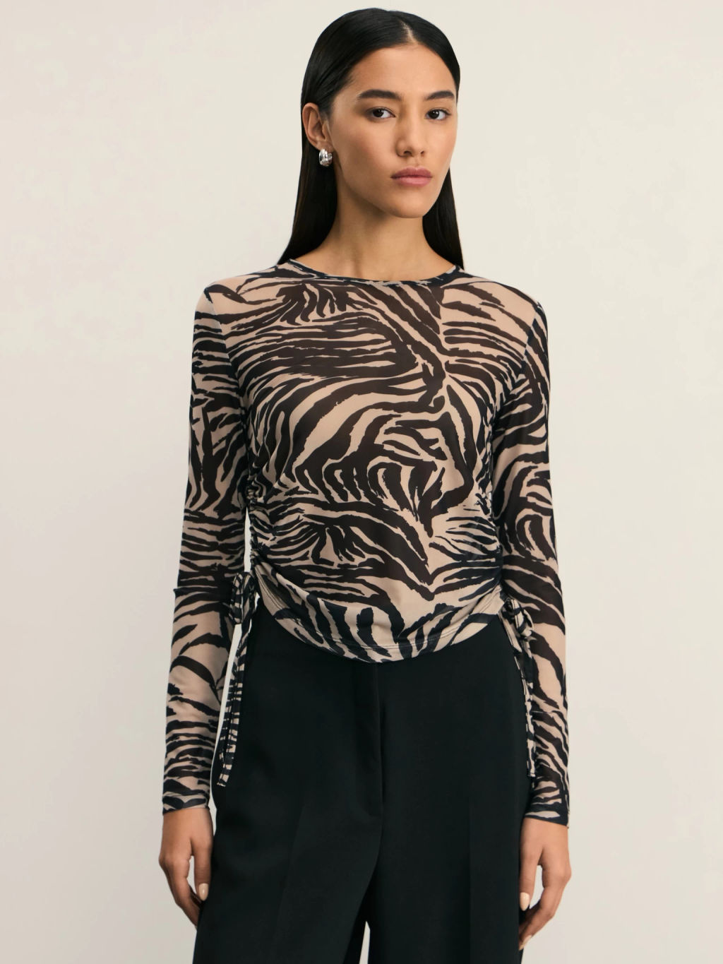 Лонгслив с анималистичным прином и сборками по бокам / Zarina  фото 3