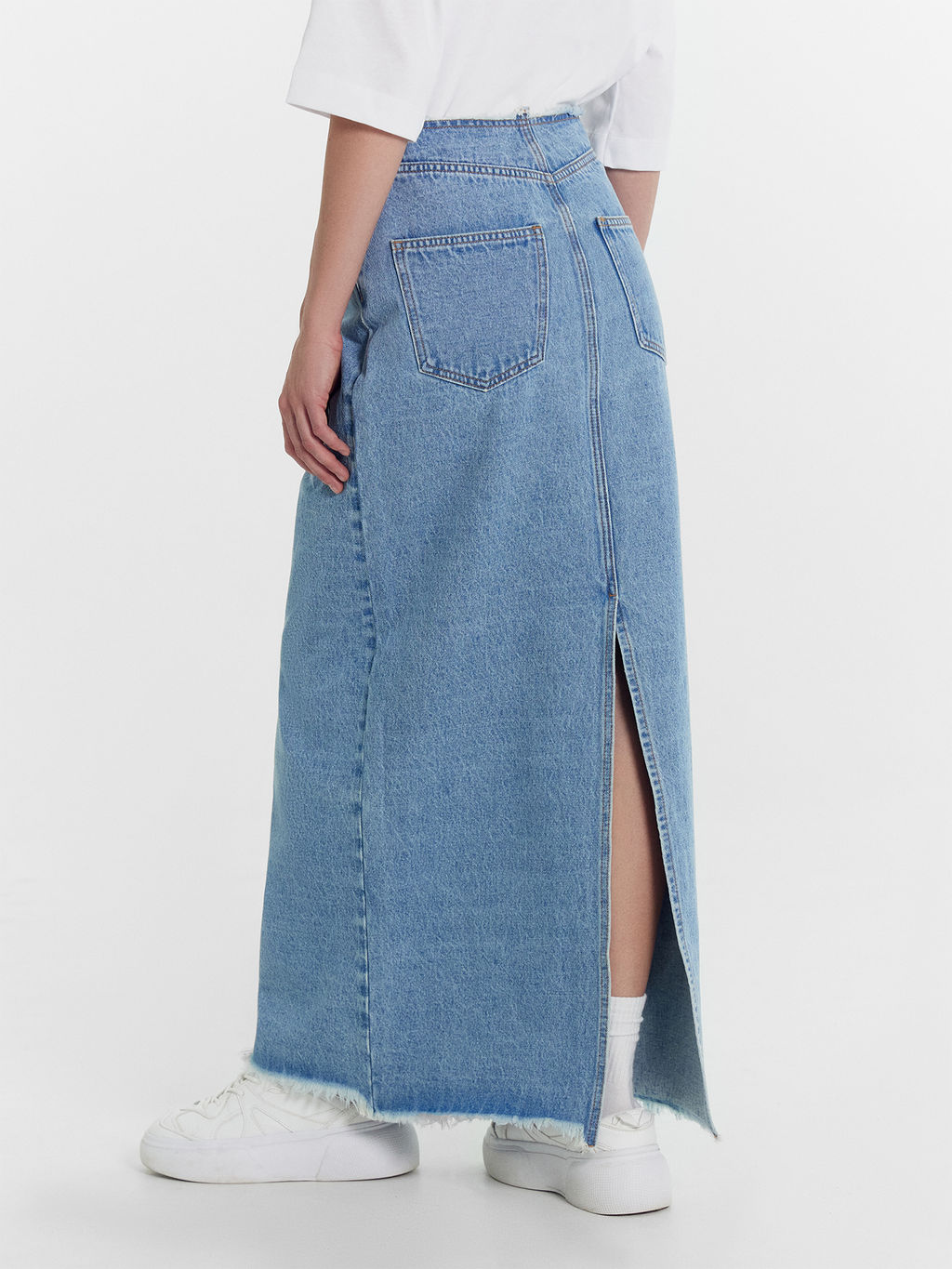 Юбка женская джинсовая макси в голубом цвете голубой 2024-DSK701-1 - Mark formelle фото 4