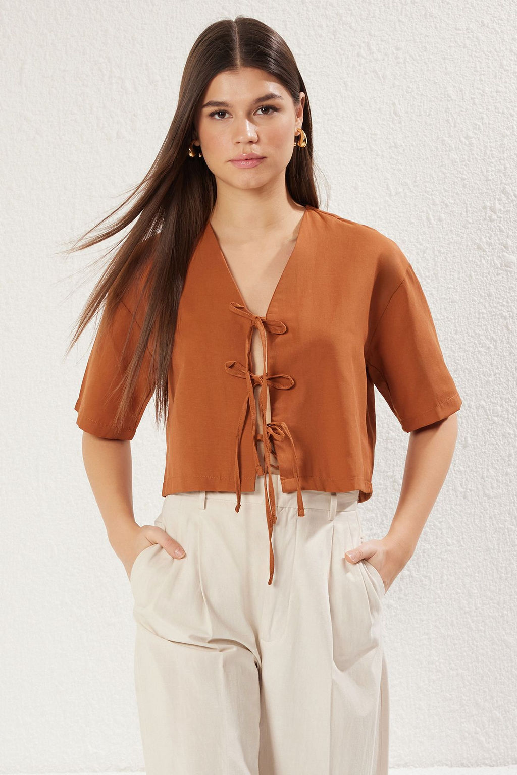 Trendyolmilla Kahverengi Onden Baglama Detayl? Crop Dokuma Bluz TWOSS25BZ00098