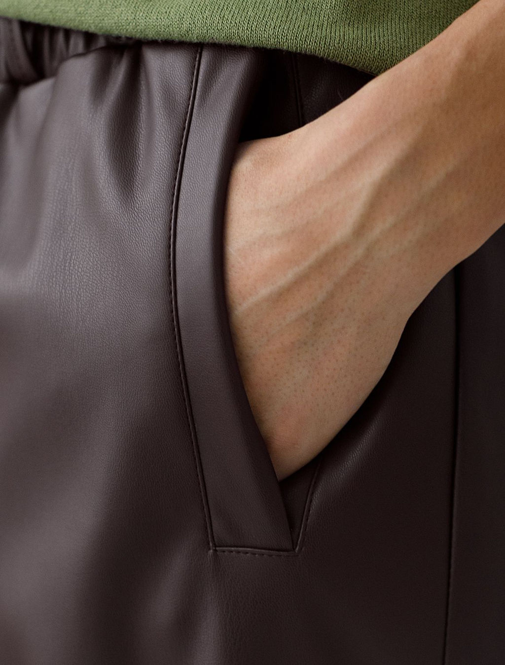 Широкие кожаные брюки-трубы с поясом - Vilatte фото 3