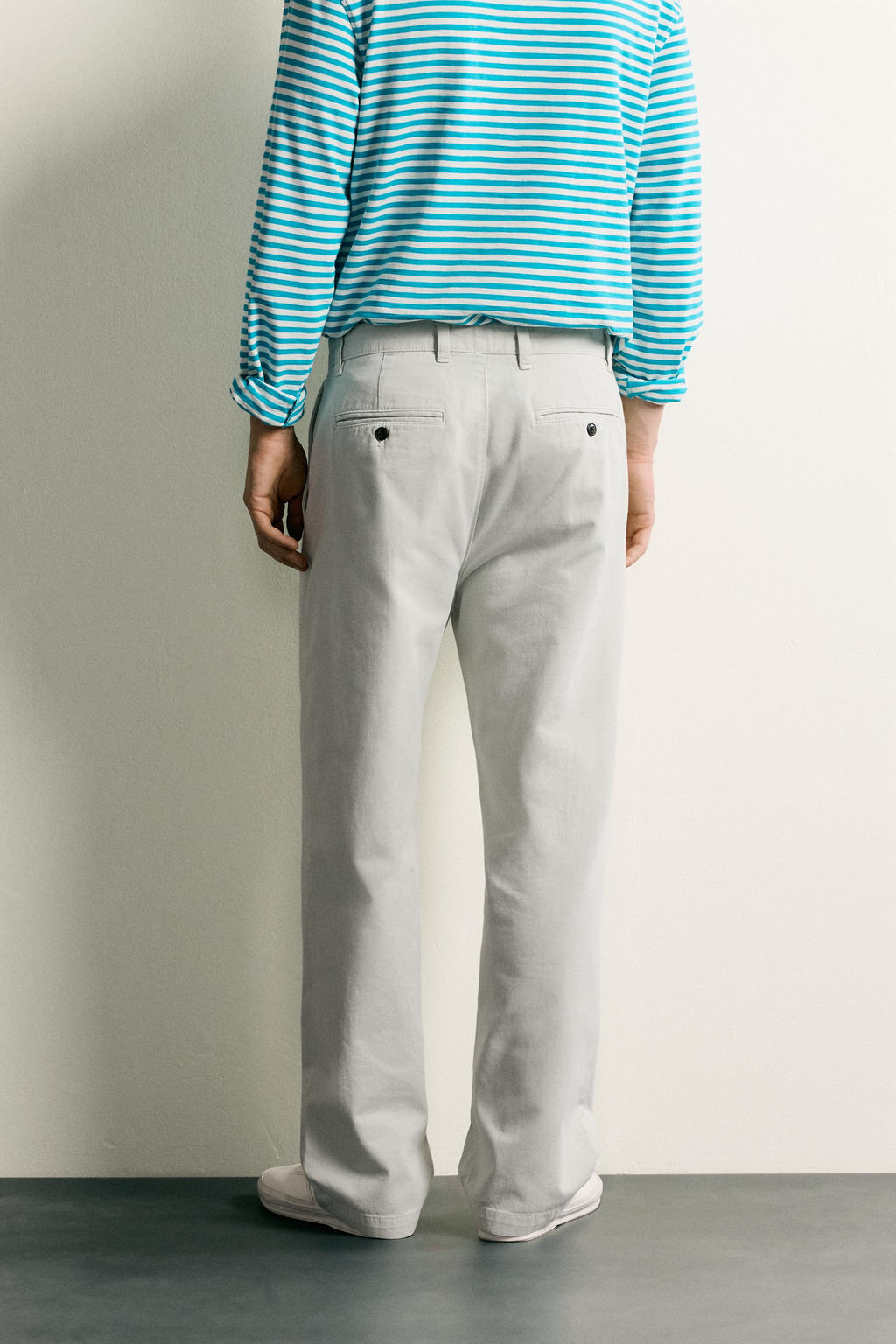 PANTAL?N CHINO STRAIGHT FIT PLIEGUES / Gris