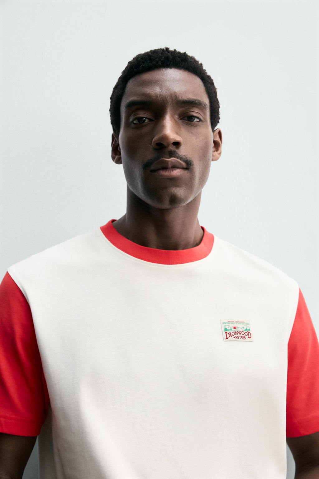 CAMISETA COLOR BLOCK PARCHE COMBINADO / Blanco roto