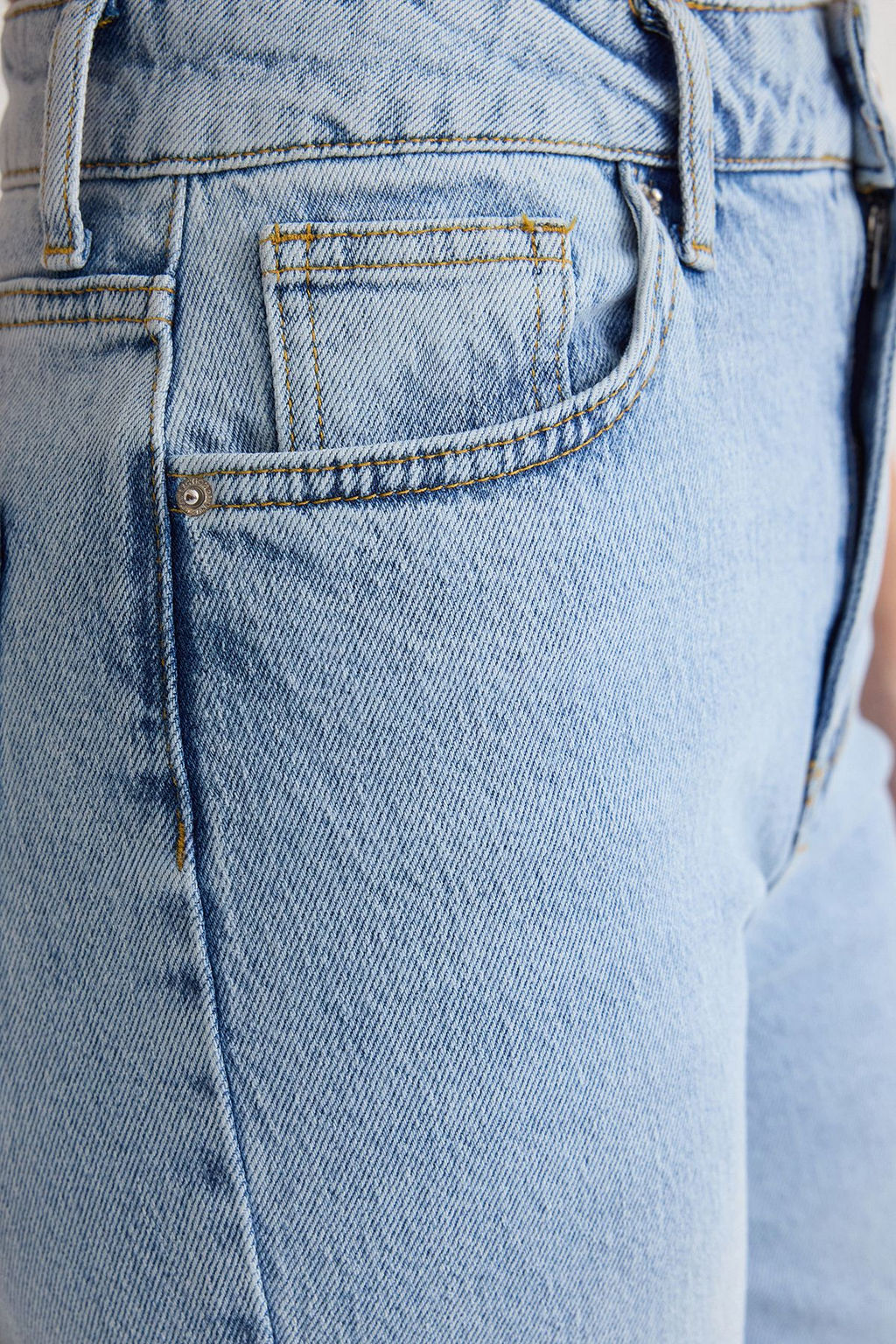 Ac?k Mavi Yuksek Bel Comfort Mom Jeans TWOSS25JE00095 - Trendyolmilla фото 4