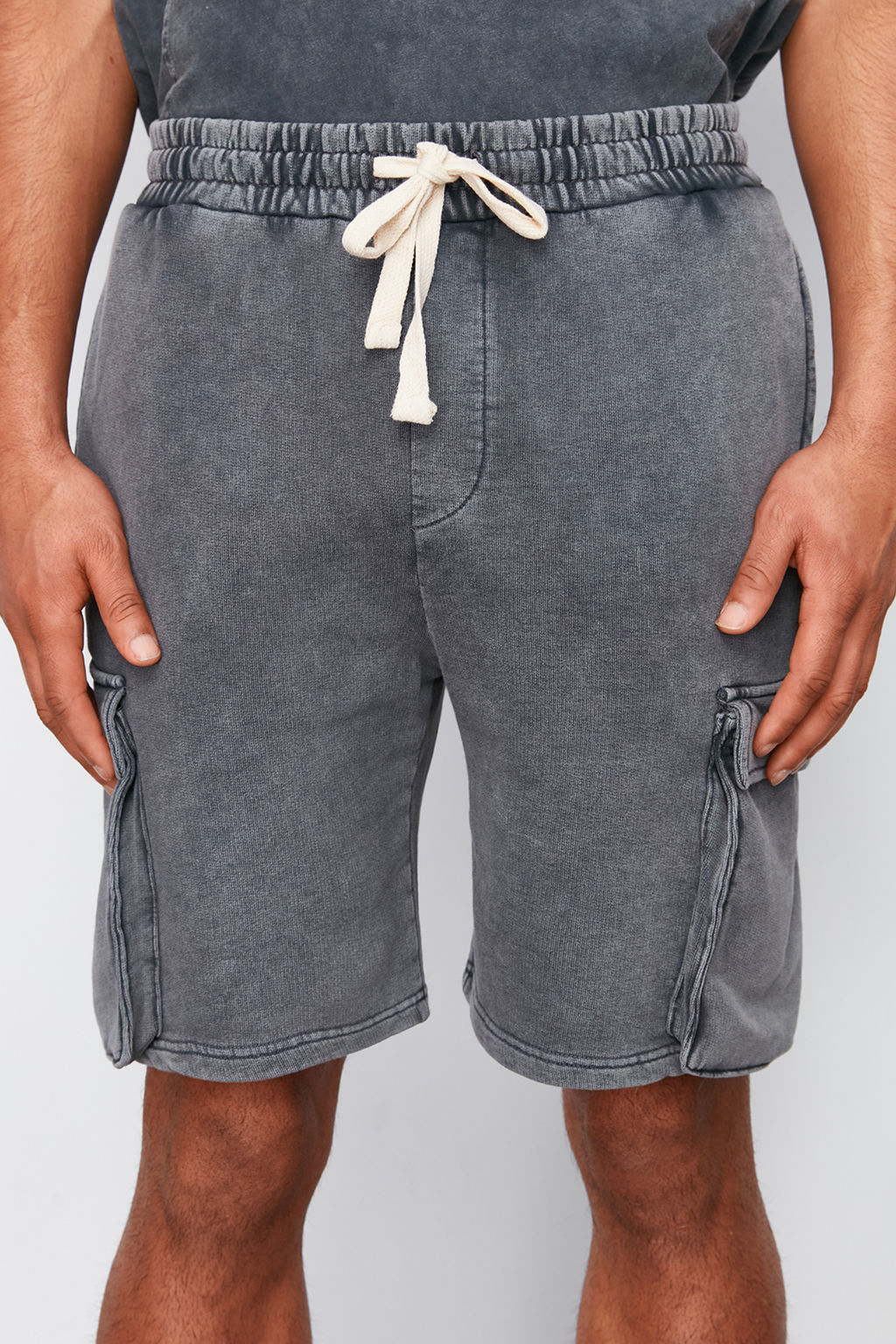 TRENDYOL MAN Antrasit Regular/Normal Kesim Kargo Cepli Eskitme/Soluk Efektli Sort&Bermuda TMNSS24SR00014