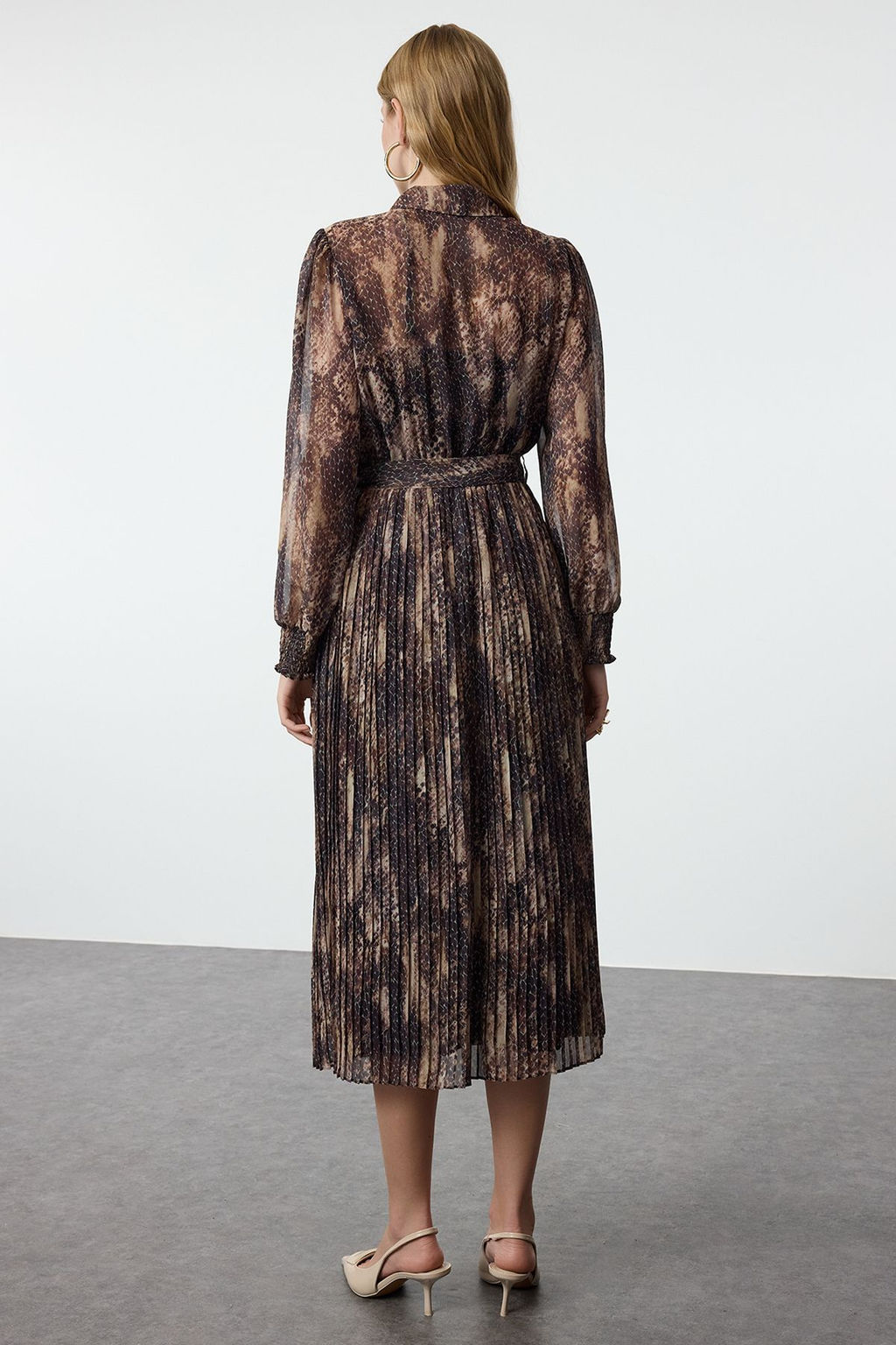 TRENDYOLMILLA Kahverengi Animal Desenli Pilise Detayl? Astarl? Maxi Dokuma K?sl?k Elbise TWOAW25EL00156 фото 5