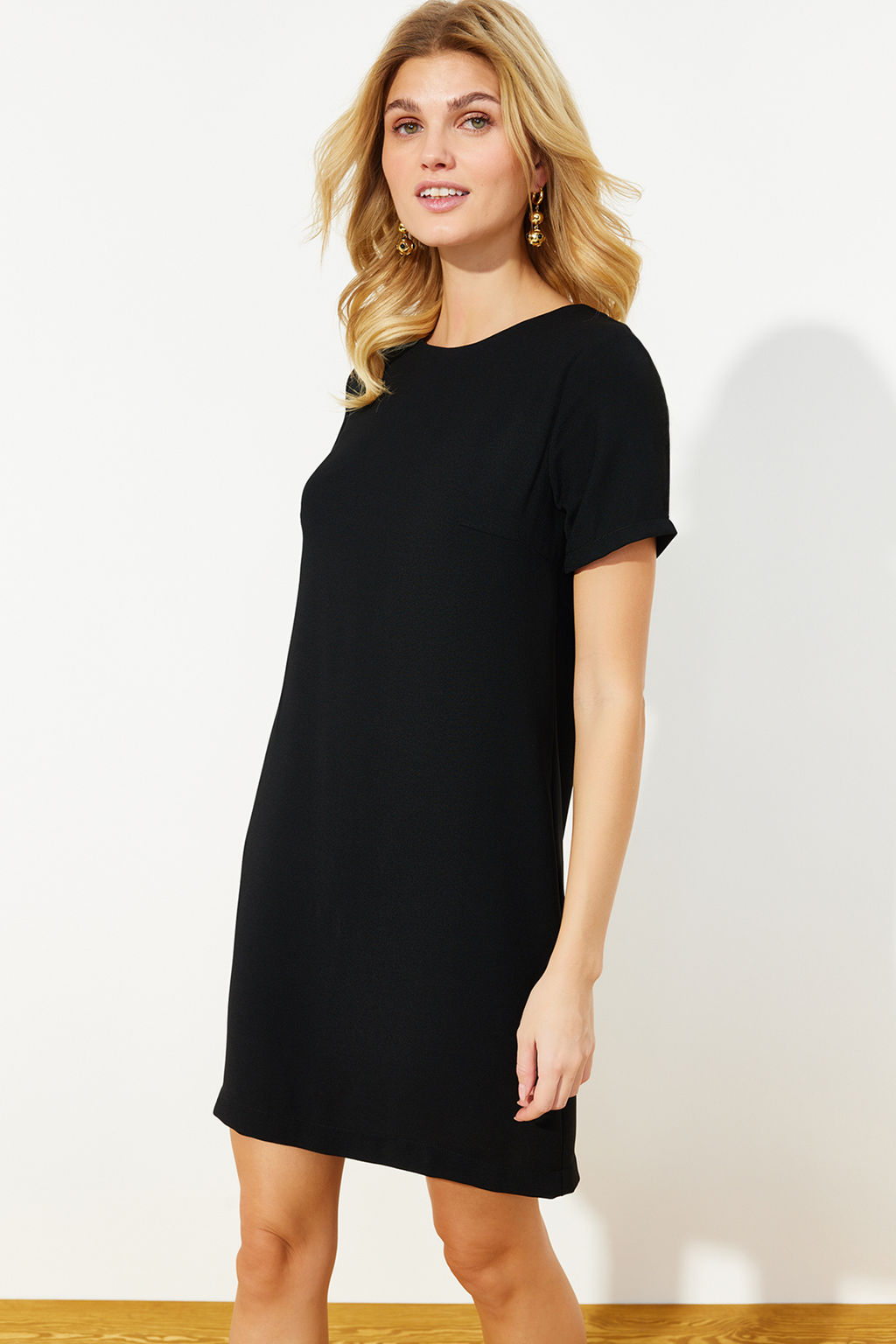 Siyah Duz Kesim Yuvarlak Yaka Mini Krep Dokuma Elbise TWOSS24EL00310 - Trendyolmilla фото 4