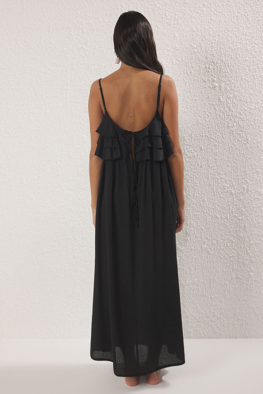 Trendyolmilla Siyah Dokuma Midi Volanl? Plaj Elbisesi TBESS25EL00132 фото 4