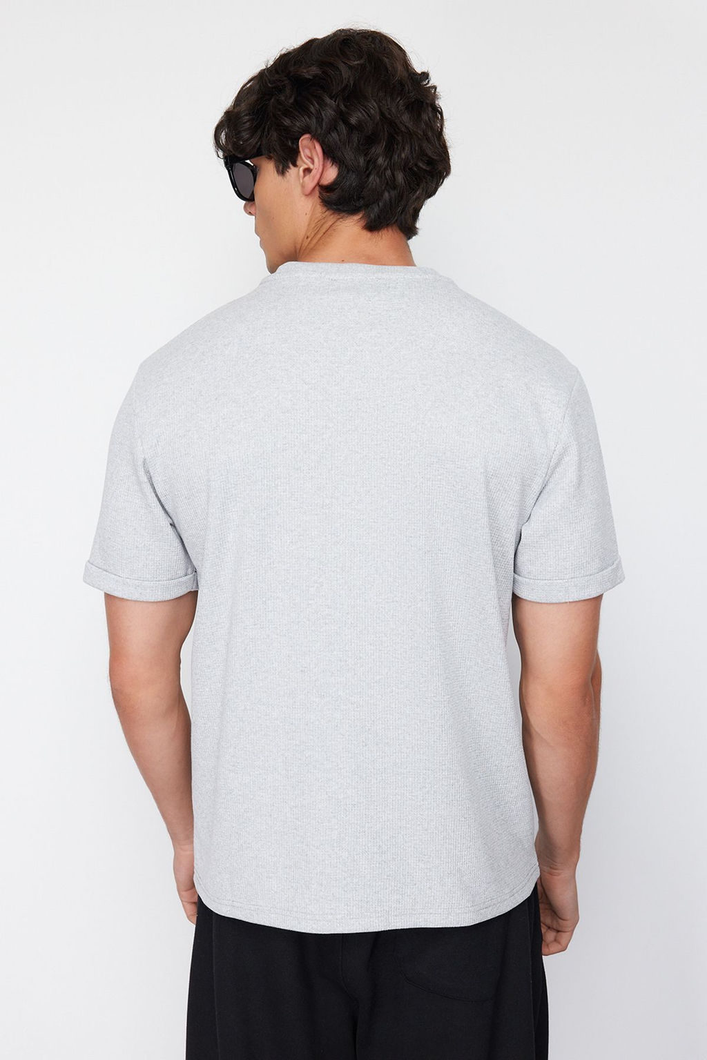 TRENDYOL MAN Siyah Oversize/Genis Kesim K?sa Kol Cepli Etiket Detayl? T-Shirt TMNSS23TS00077 - Trendyolmilla фото 34