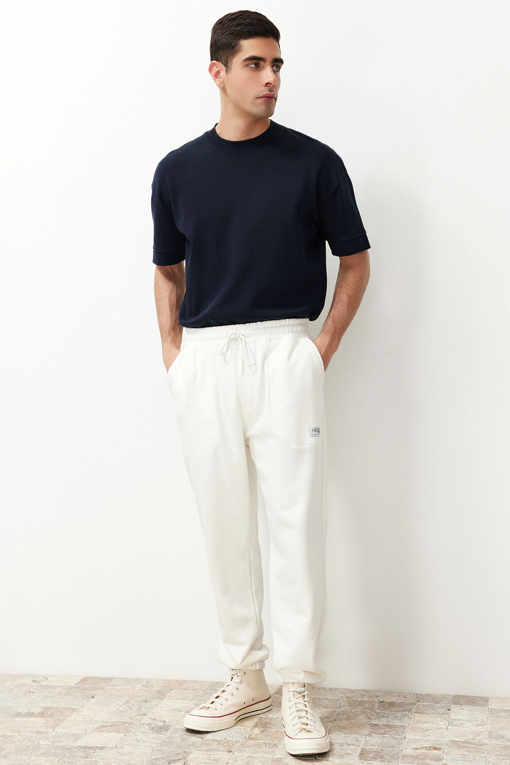 TRENDYOL MAN Ekru Regular Fit Etiket Aplikeli Cepleri Dikisli Esofman Alt? TMNSS23EA00010 - Trendyolmilla фото 17