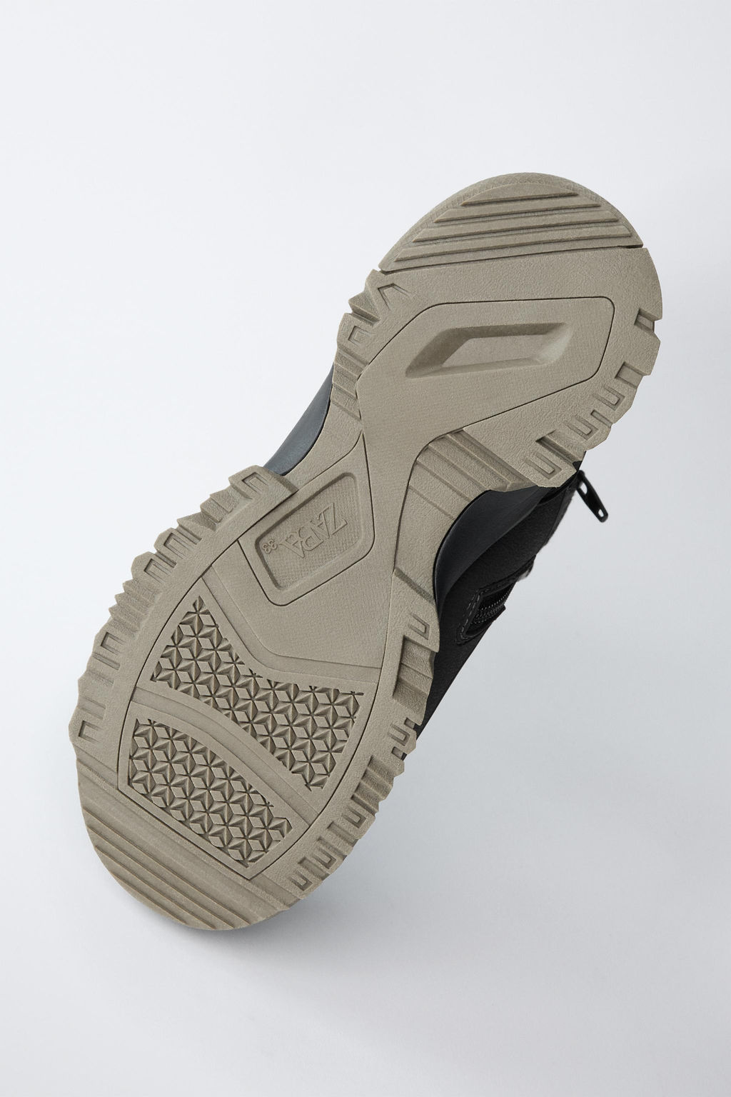 WATER-REPELLENT HIKING BOOTS