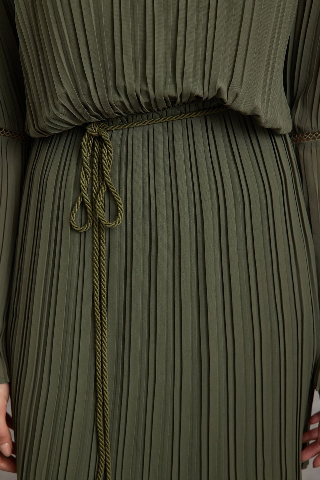 Trendyolmilla Siyah Kusakl? Etegi Belden Ac?lan Pliseli Mini Dokuma K?sl?k Elbise TWOAW25EL00496  фото 9