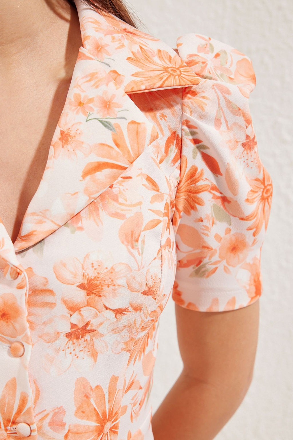 TRENDYOLMILLA Sar? A Kesim Desenli Balon Kollu Mini Dokuma Elbise TWOSS20EL1999  фото 10