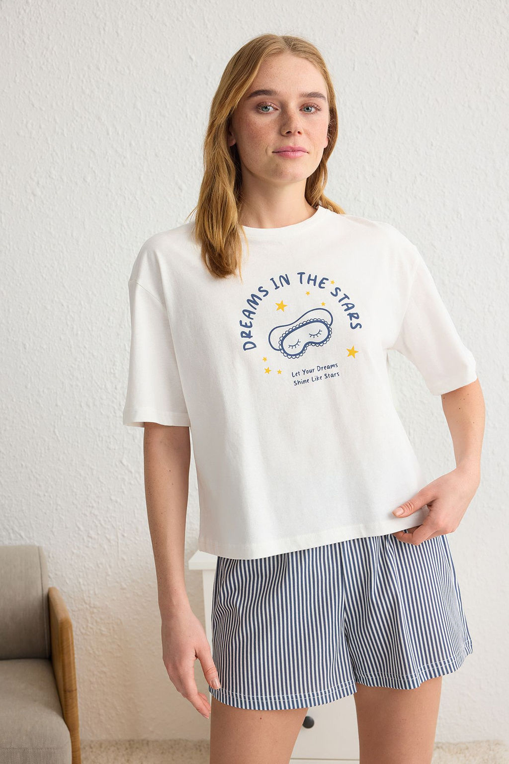 Trendyolmilla Beyaz-Mavi %100 Pamuklu Cizgili Slogan Bask?l? Uyku Bantl? Sortlu Orme Pijama Tak?m? THMSS25PT00102 фото 2