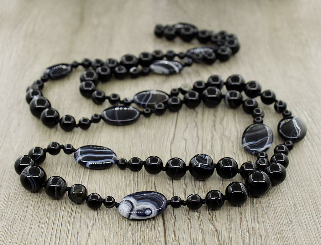 Агат черный (Бразилия), разноразмерные с плоскими овалами, бусы "Стихия" длина бус 128см