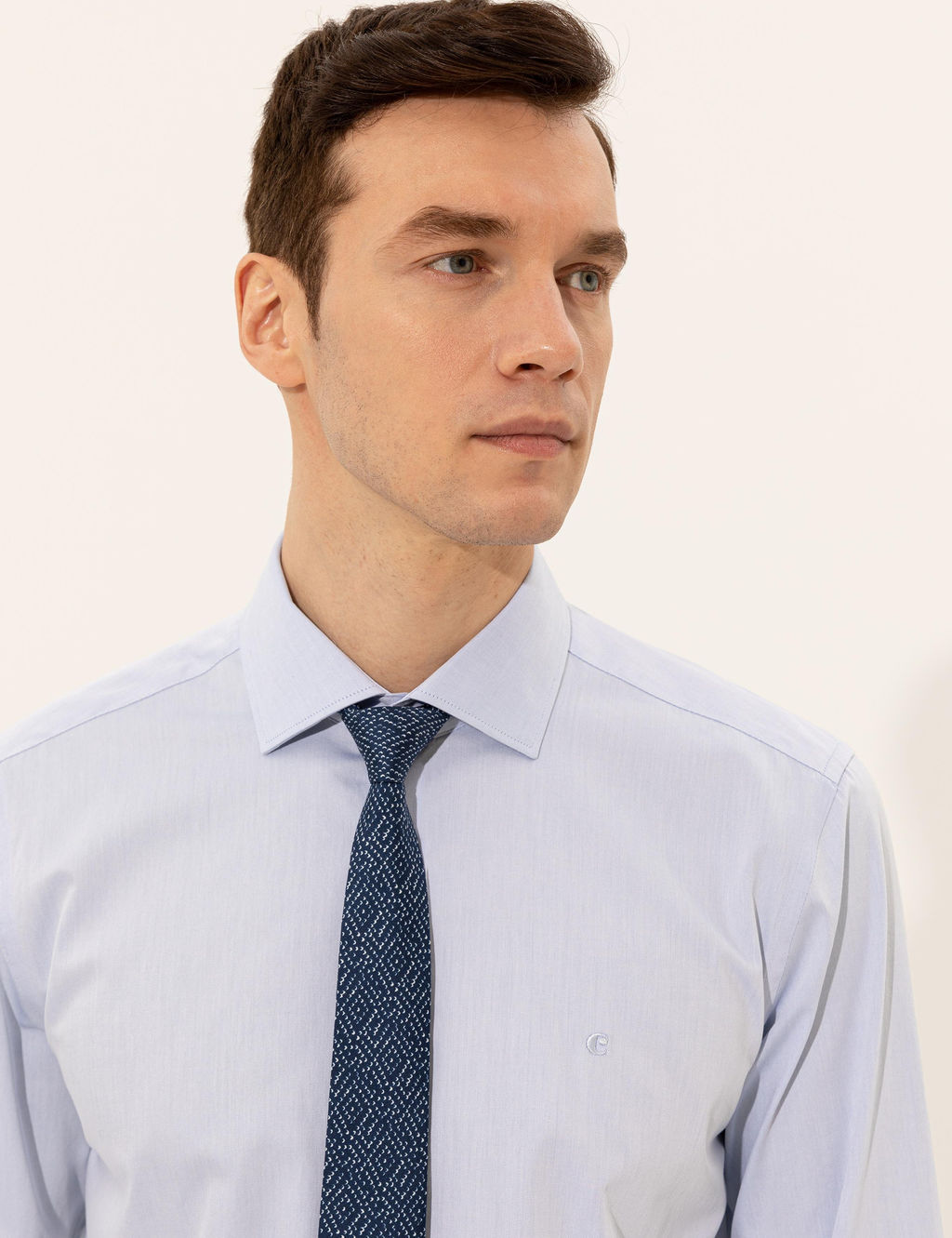 Голубая базовая рубашка зауженного кроя с длинным рукавом - Cacharel фото 2