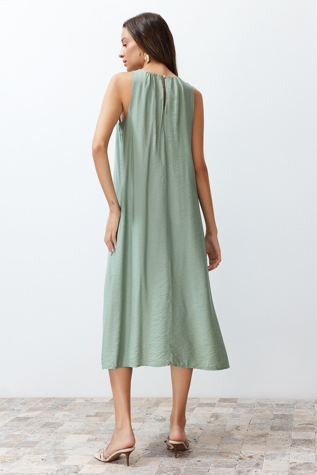 Haki Genis Kesim Yakas? Buzgu Detayl? Midi Aerobin Dokuma Elbise TWOSS24EL00609 - Trendyolmilla фото 6