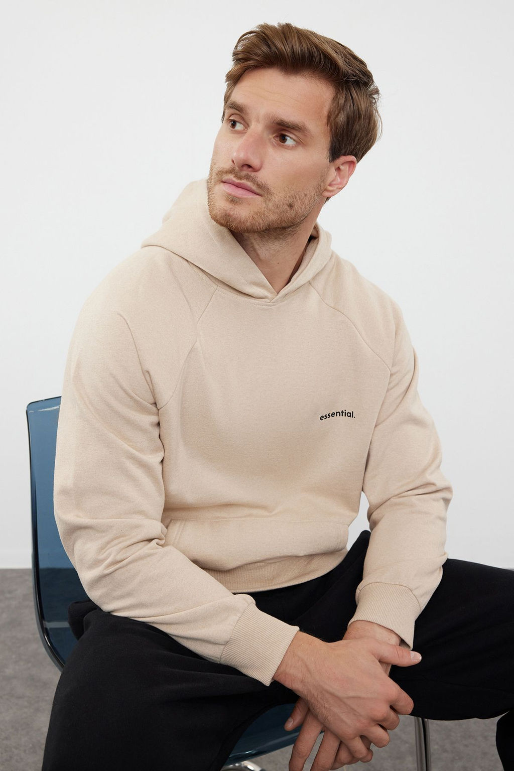 TRENDYOL MAN Bej Unisex Oversize/Genis Kesim Reglan Kol Sloganl? Kapusonlu Sweatshirt TMNAW25SW00156 - Trendyolmilla фото 11