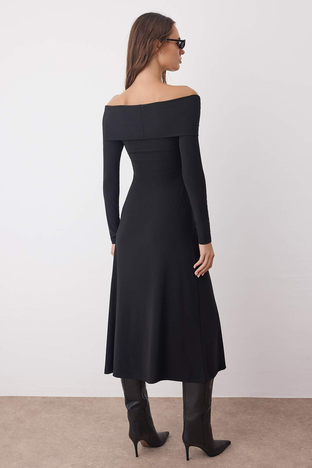 Siyah Carmen Yaka A-line/Can Ac?lan Esnek Orme Midi Elbise TWOAW26EL00143