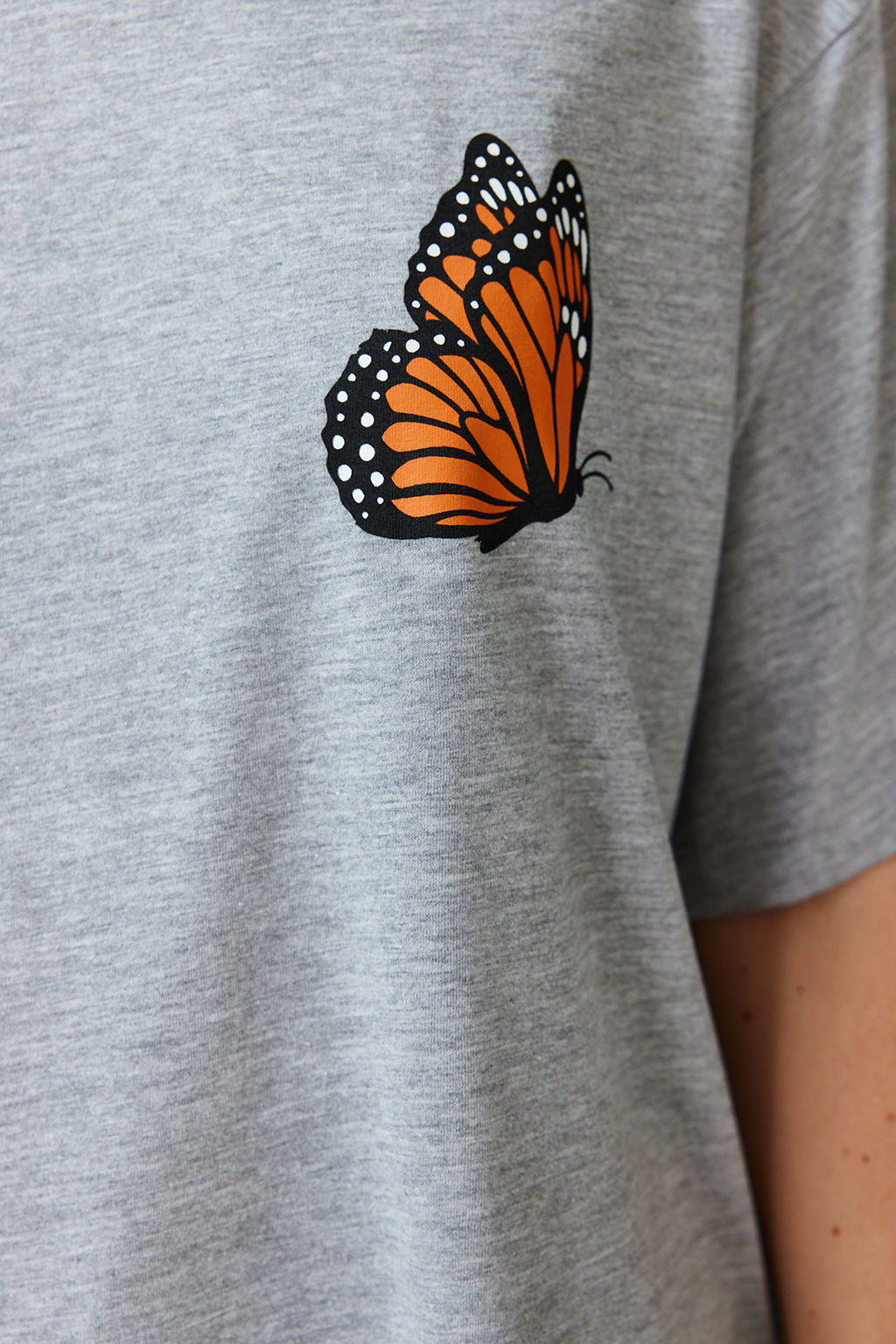 TRENDYOLMILLA Antrasit On ve Arka Bask?l? Oversize/Genis Kal?p Bisiklet Yaka Orme T-Shirt TWOSS24TS00119  фото 4