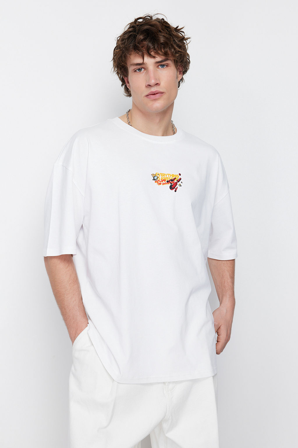 TRENDYOL MAN Beyaz Oversize/Genis Kesim Uzay Bask?l? %100 Pamuklu T-Shirt TMNSS24TS00085 - Trendyolmilla фото 3