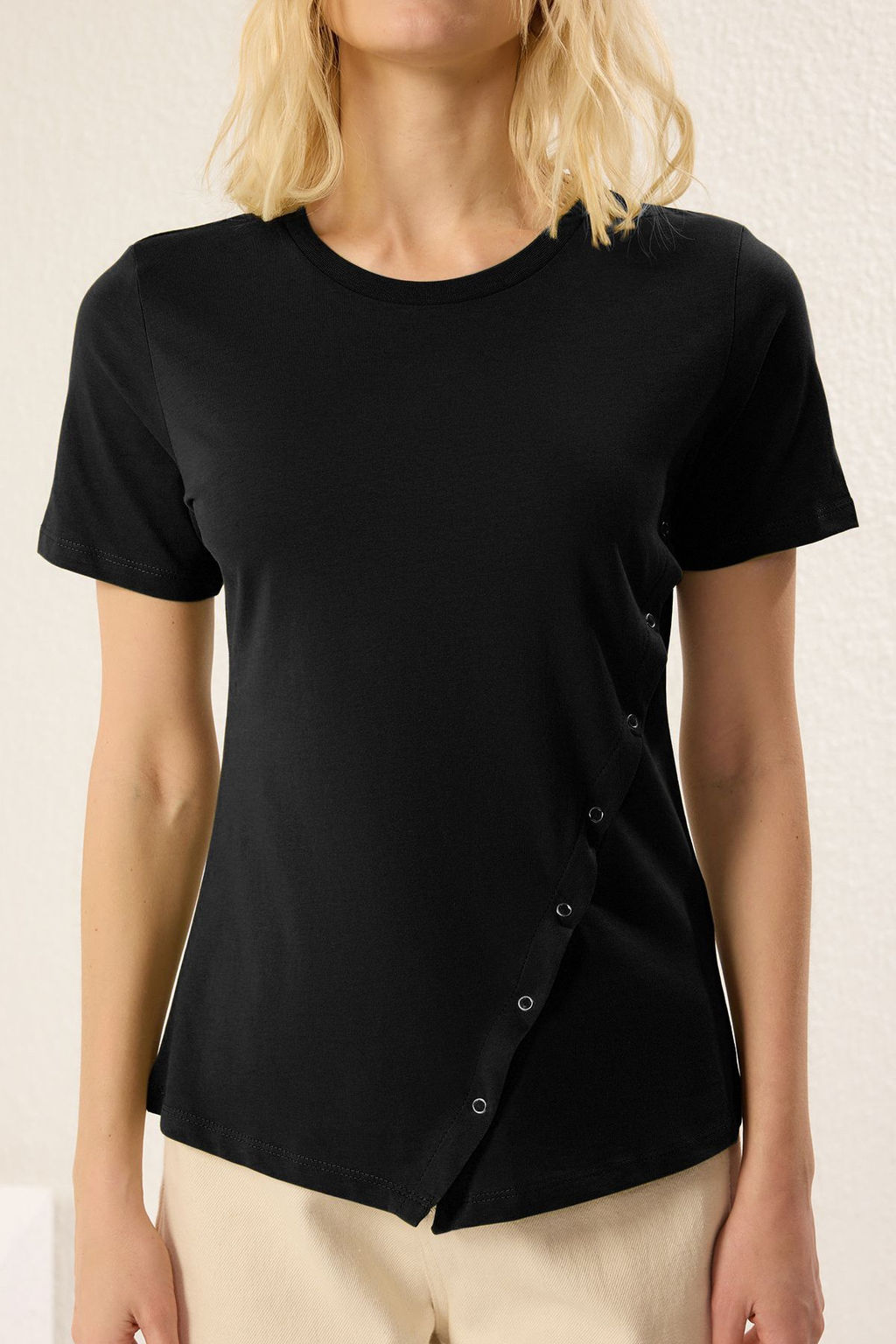 TRENDYOLMILLA Siyah %100 Pamuk Regular/Normal Kal?p C?tc?tl? Y?rtmac Detayl? Orme T-Shirt TWOSS25TS00029  фото 10