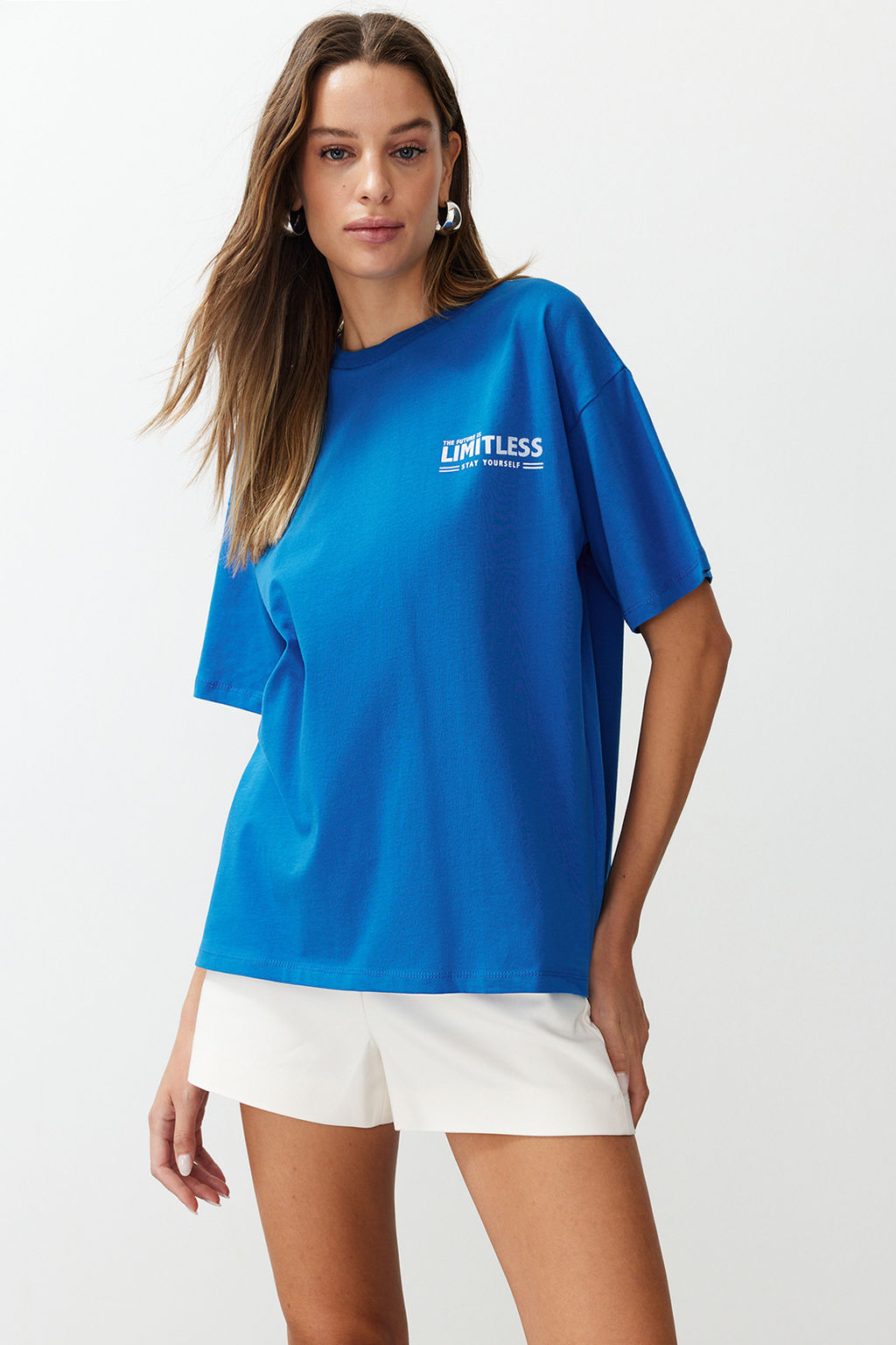 TRENDYOLMILLA Saks %100 Pamuk S?rt ve On Slogan Bask?l? Oversize/Genis Kesim Orme T-Shirt TWOSS24TS00186