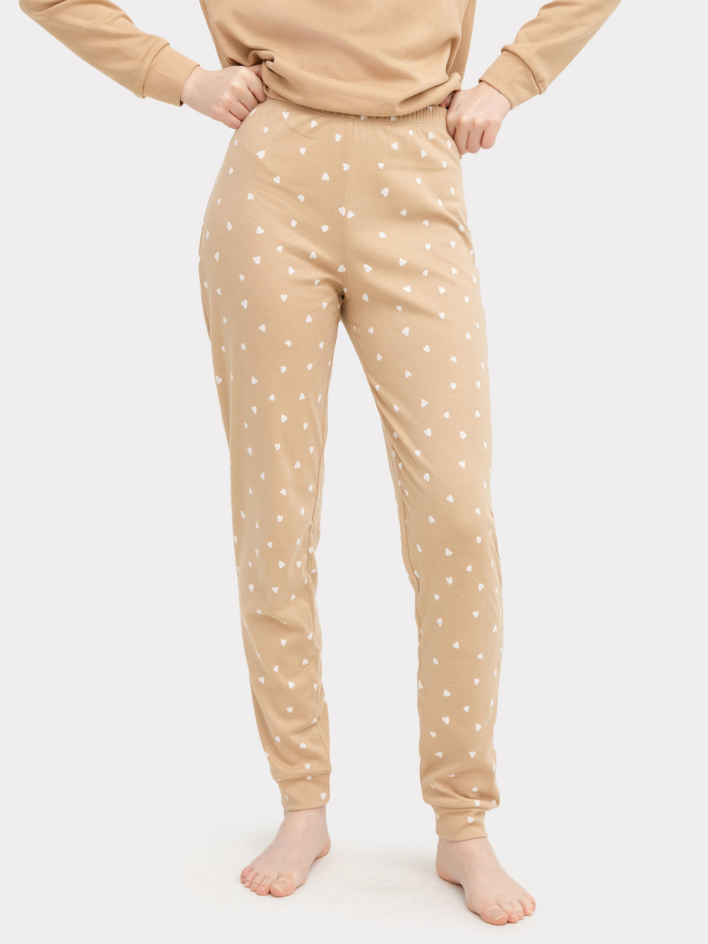 Комплект женский (джемпер, брюки) бежевый с сердечками бежевый +сердечки на бежевом 592361 - Mark formelle фото 9