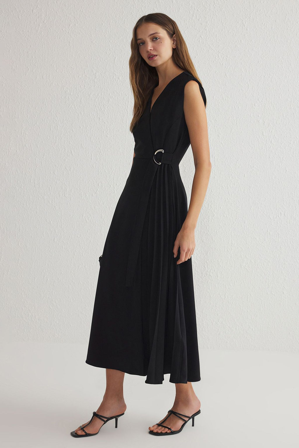 TRENDYOLMILLA Siyah Etegi Belden Ac?lan Aksesuar Detayl? Piliseli Midi Dokuma Elbise TWOSS25EL00143  фото 6