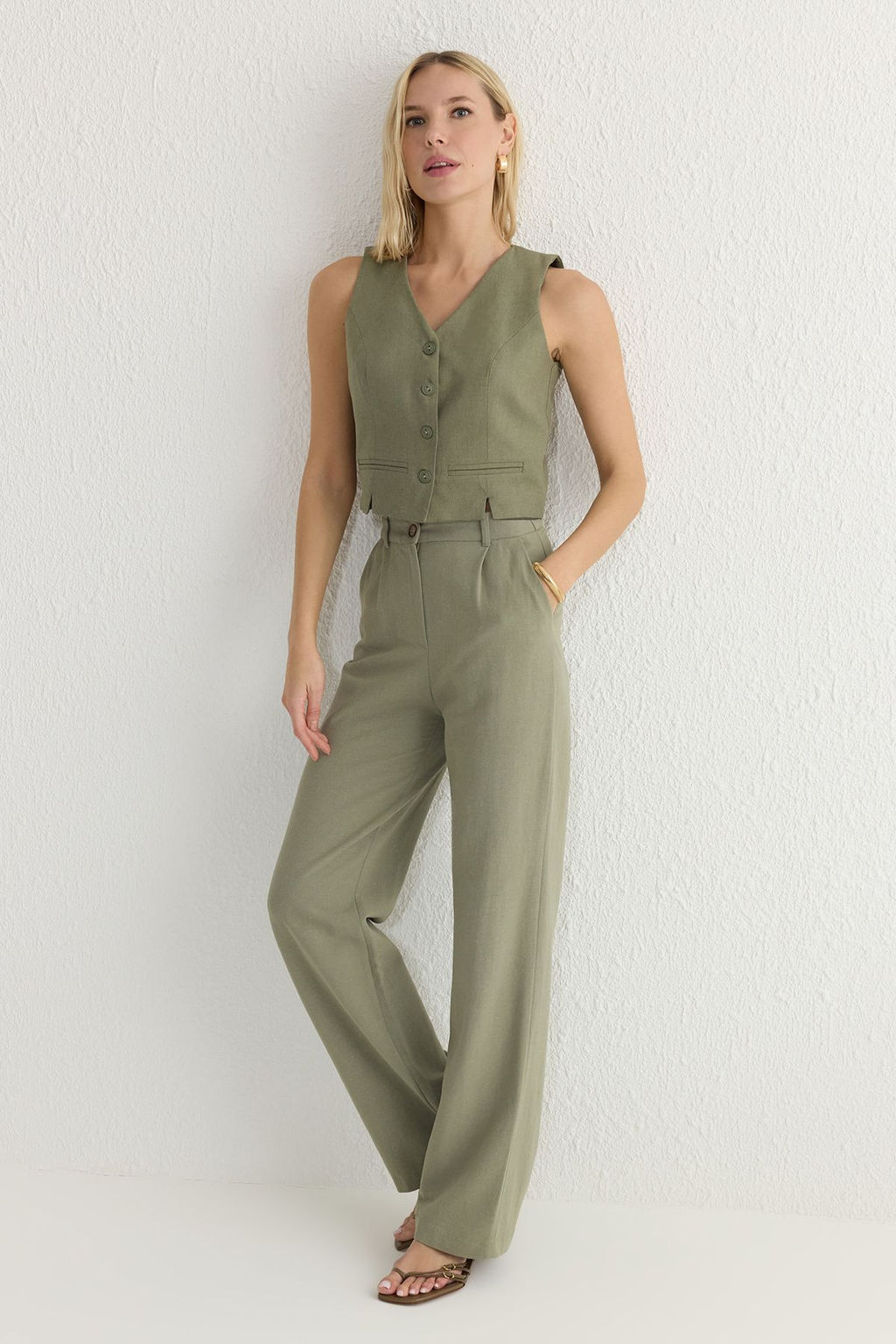 Ac?k Haki Fitted Keten Gorunumlu V Yaka Crop Dokuma Yelek TWOSS25YE00028