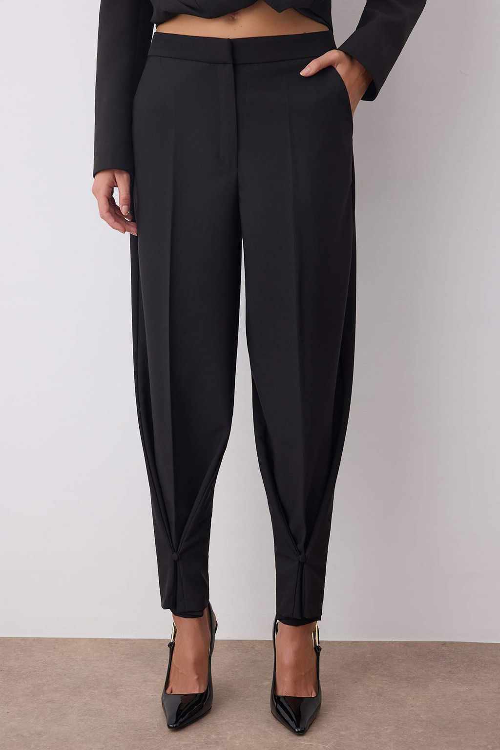 Siyah Paca Dugme Detayl? Wide Leg ve Havuc Olabilen Kumas Pantolon TWOAW26PL00032