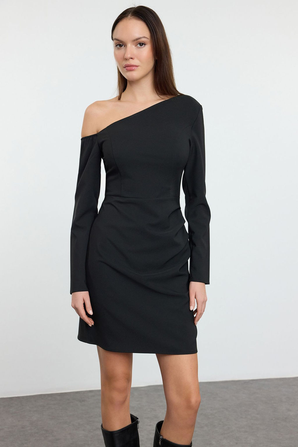 Trendyolmilla Siyah Asimetrik Yaka Mini Dokuma Elbise TWOAW25EL00567  фото 2