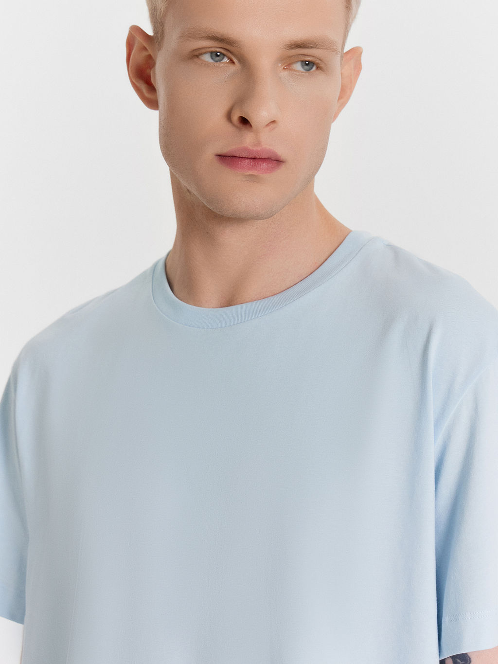 Футболка мужская голубая