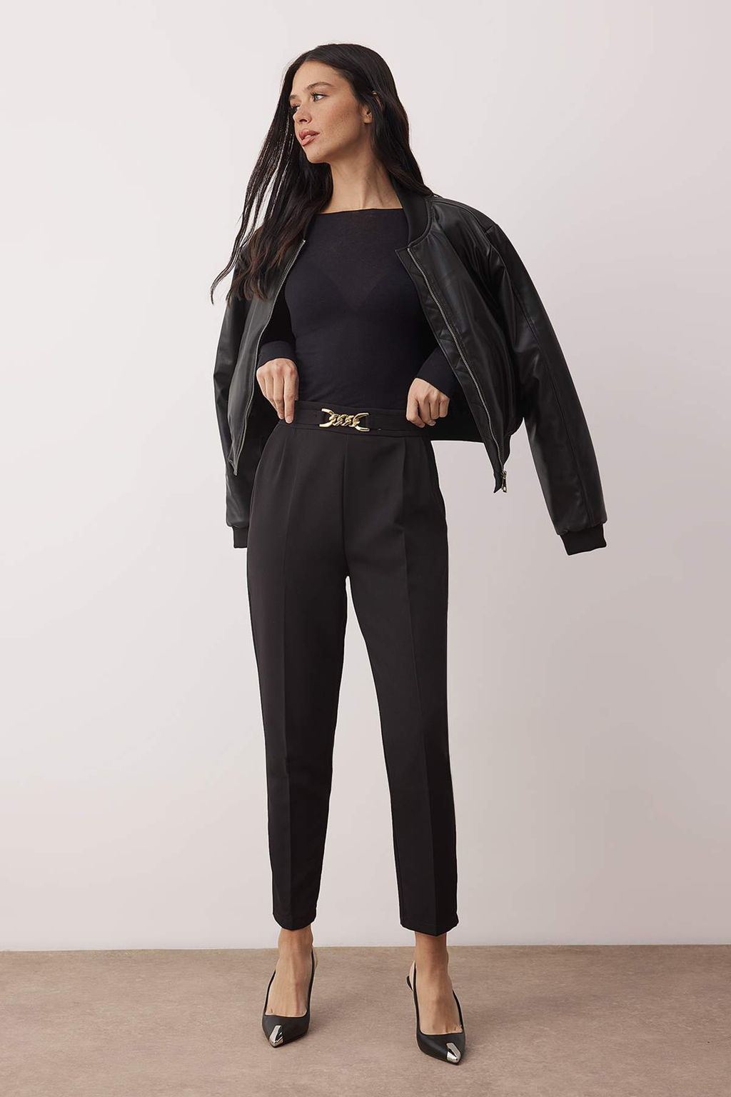 Siyah Havuc Kal?p Toka Detayl? Pantolon TWOAW26PL00154