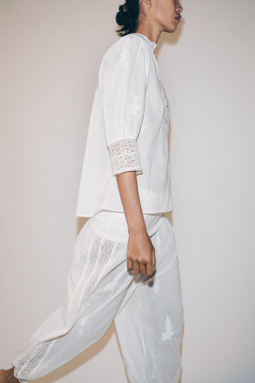 BLUSA BORDADOS ZW COLLECTION / Crudo - Zara фото 4
