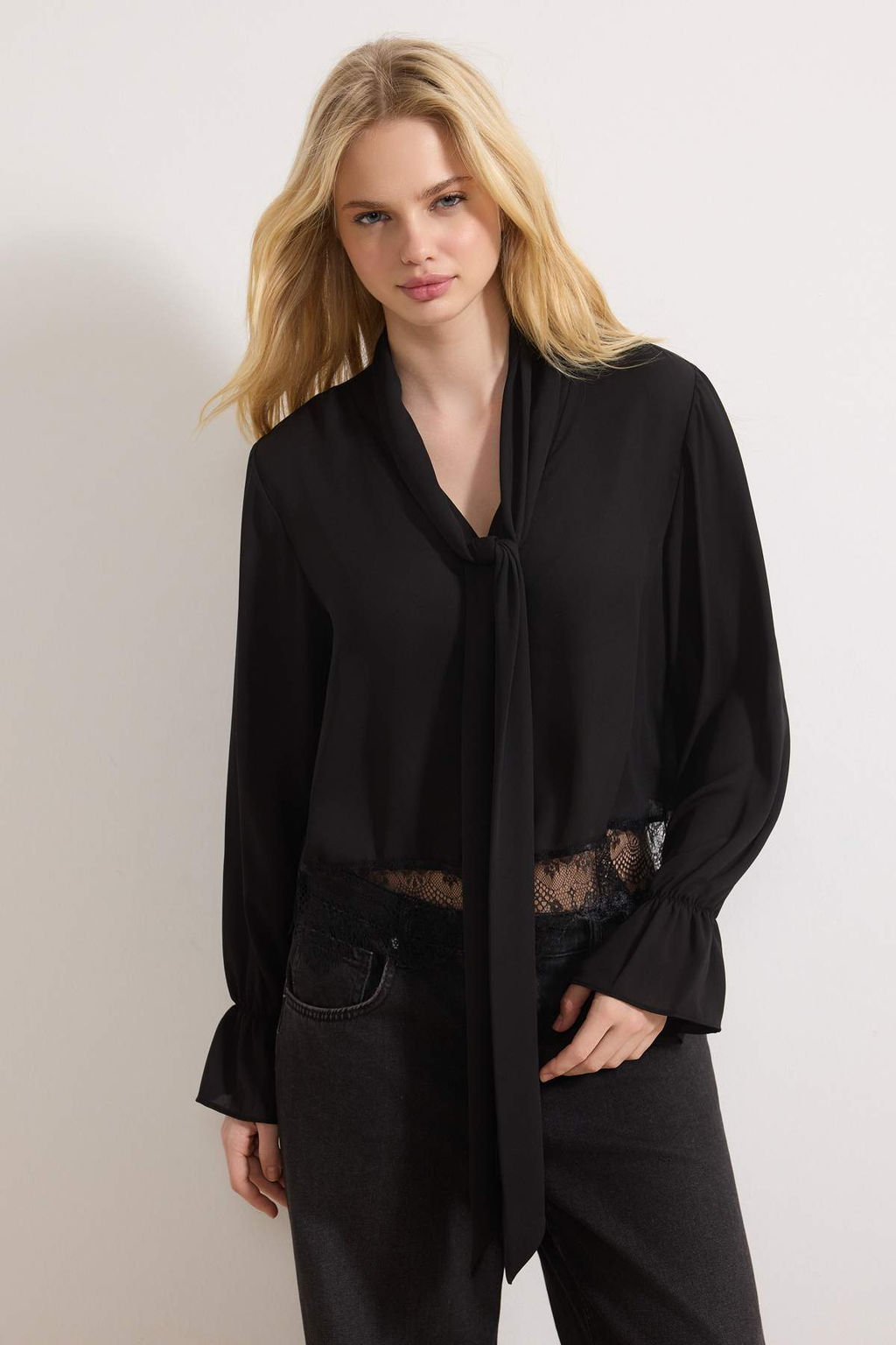 Siyah Fular ve Dantel Detayl? S?k Dokuma Bluz TWOSS26BZ00214
