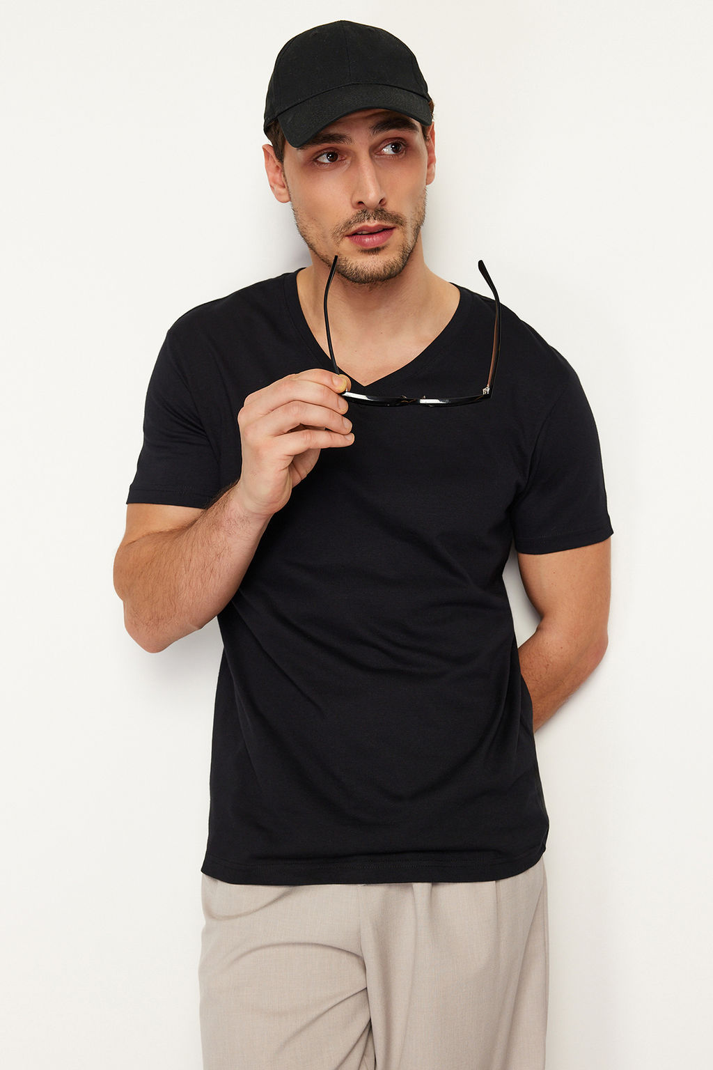 TRENDYOL MAN Siyah Regular/Normal Kesim V-Yaka Basic %100 Pamuklu T-Shirt TMNSS24TS00084 - Trendyolmilla фото 4