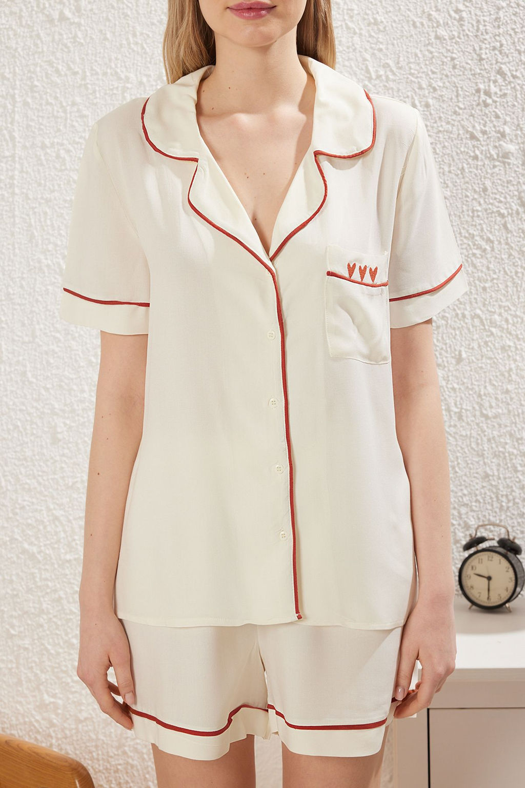 Trendyolmilla Ekru Kalp Nak?sl? Biyeli Viskon Sortlu Dokuma Pijama Tak?m? THMSS25PT00225 фото 8