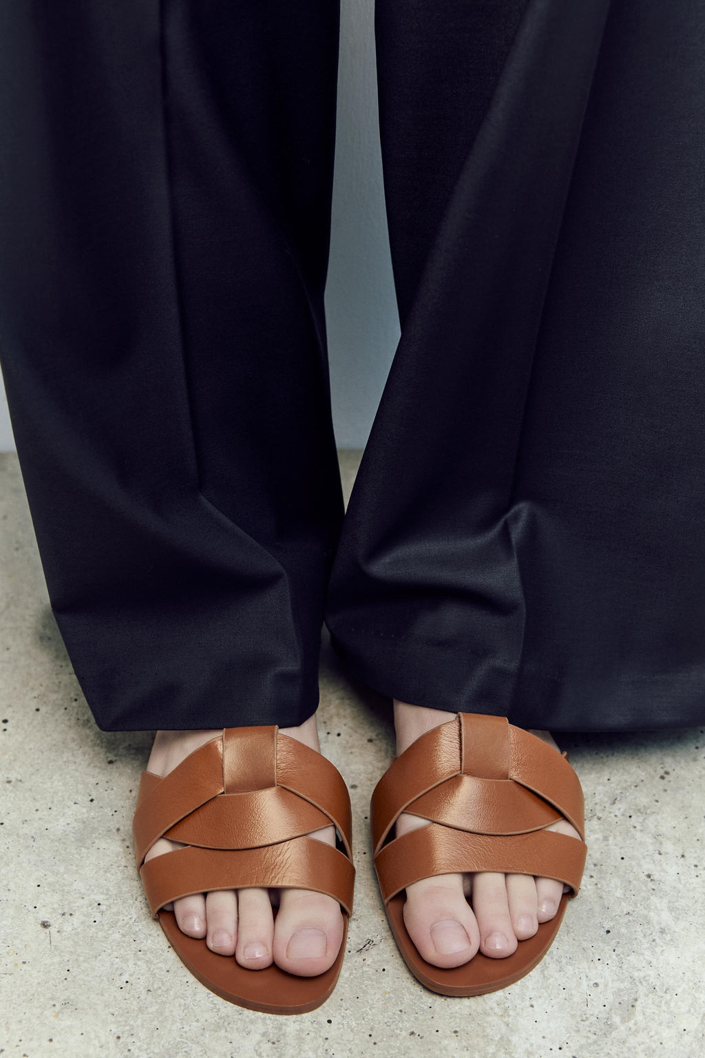 FLAT CRISS-CROSS LEATHER SLIDER SANDALS - Zara фото 8