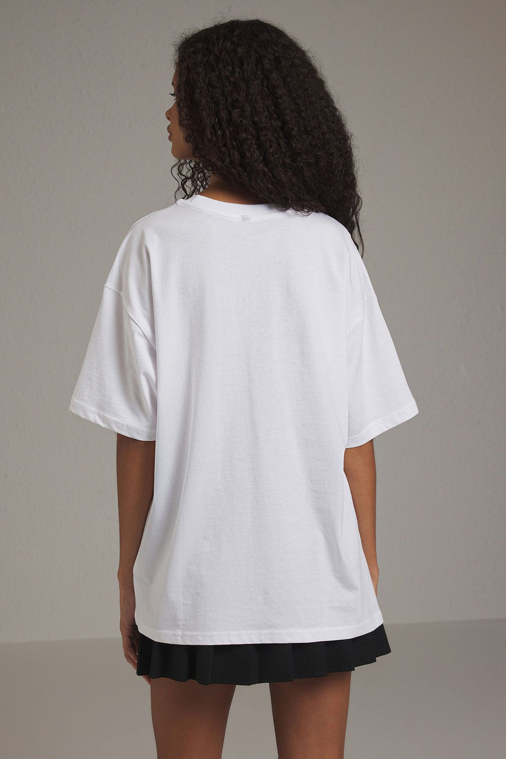 TRENDYOLMILLA Beyaz Nak?s ve Fiyonk Detayl? Oversize/Genis Kal?p Orme T-Shirt TWOSS25TS00118  фото 4