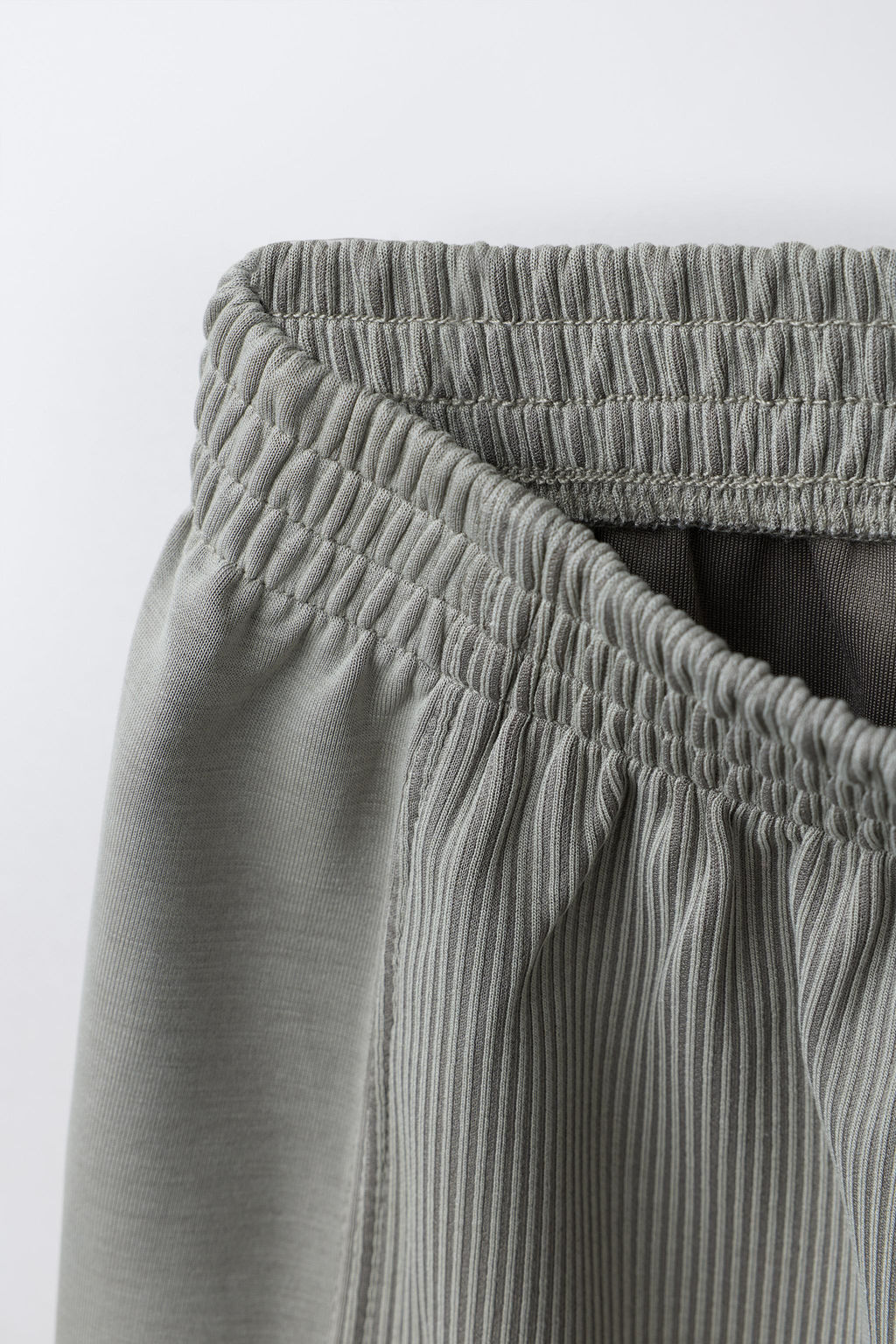 PANTAL?N WIDE LEG RIB CON MODAL / Gris