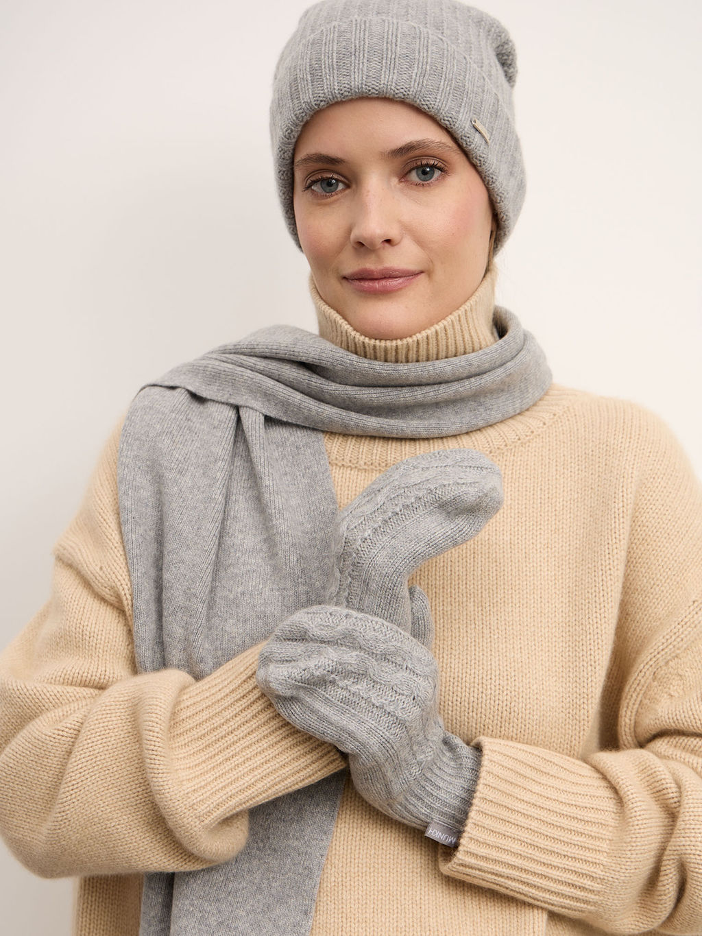 Варежки из кашемира 30128 серо-голубые