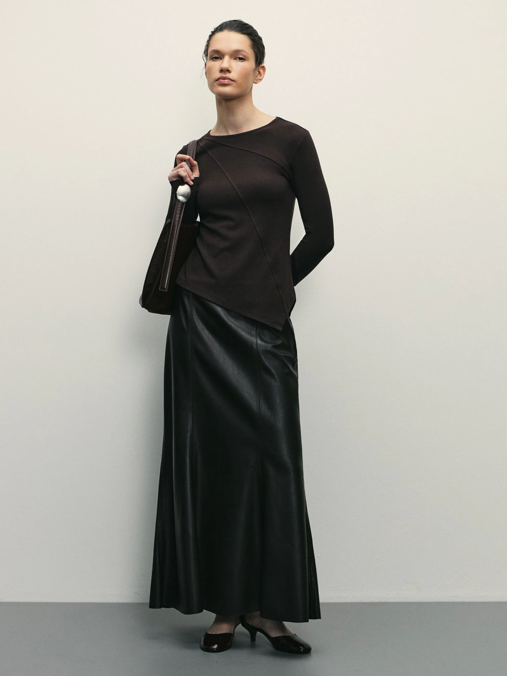 Лонгслив из вискозы асимметричного кроя / Zarina  фото 2