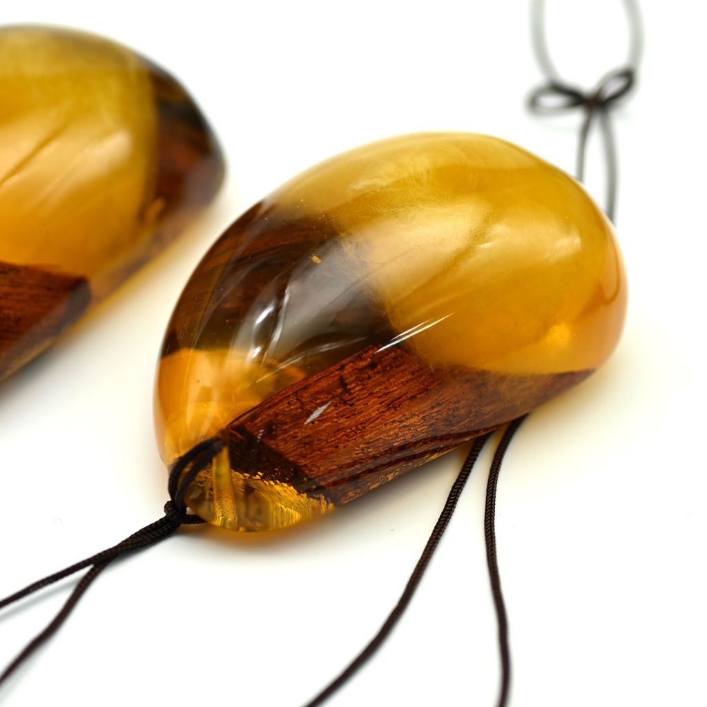 Кулон из янтаря искусственного с деревянными вставками капля 40*60мм цв.карамельный