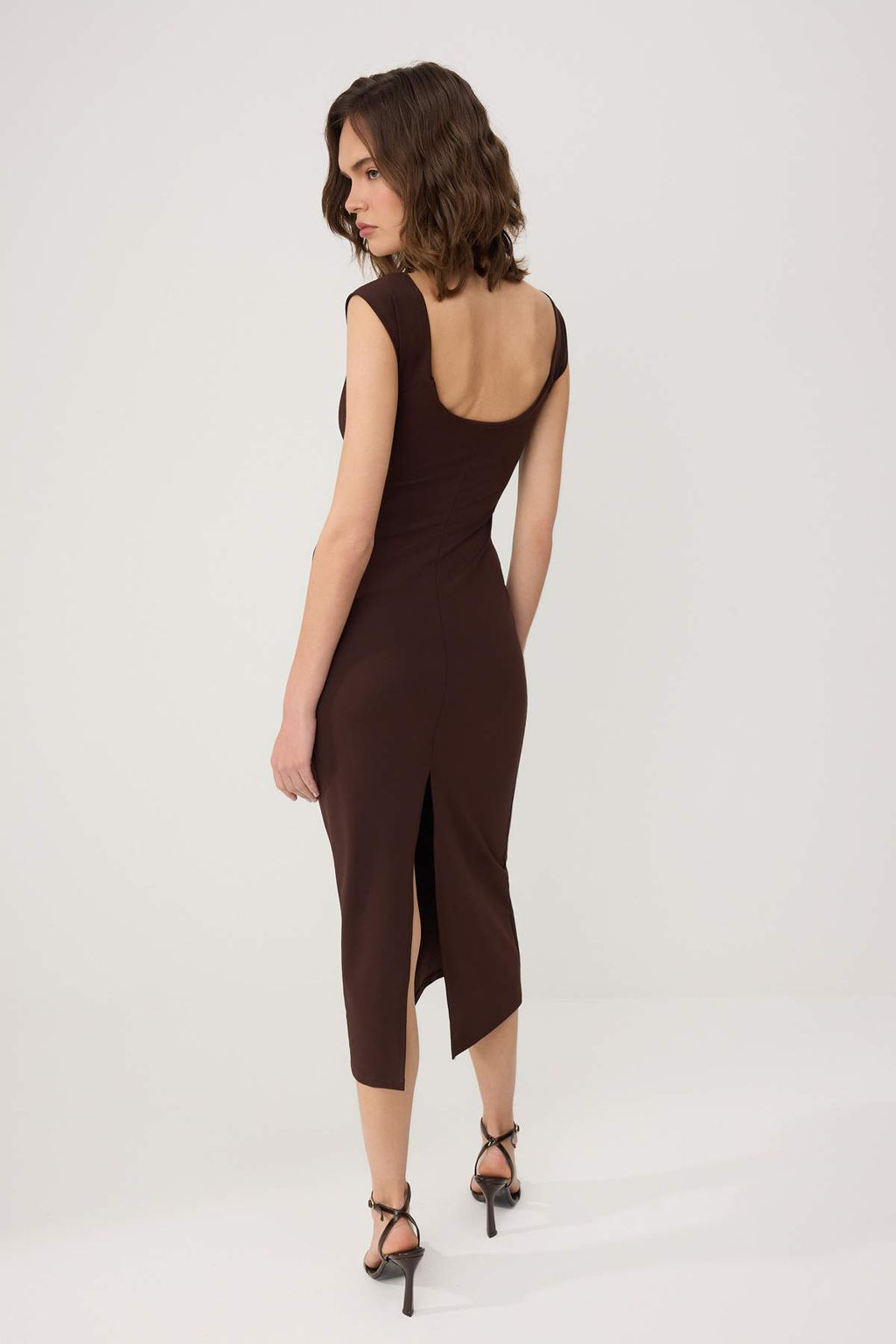 Kahverengi Bodycon Kalp Yaka Kal?n Ask?l? Kolsuz Midi Poliamid Orme Elbise TWOSS26EL00633 - Trendyolmilla фото 4