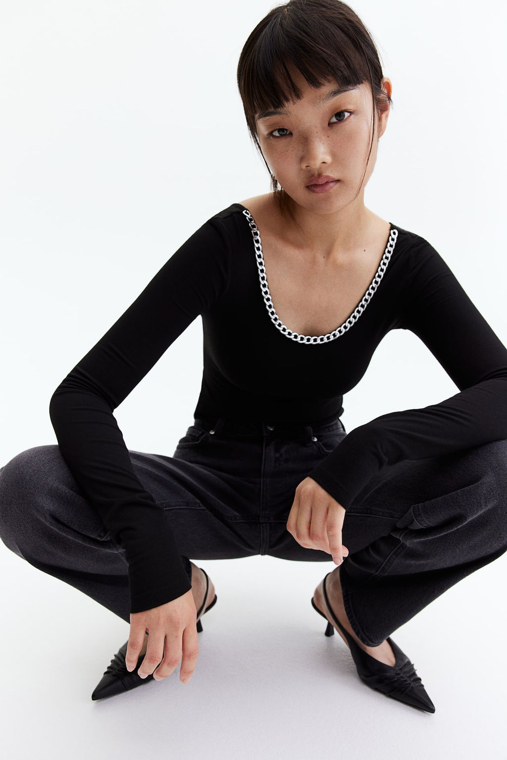 Top de manga larga con cadena decorativa
