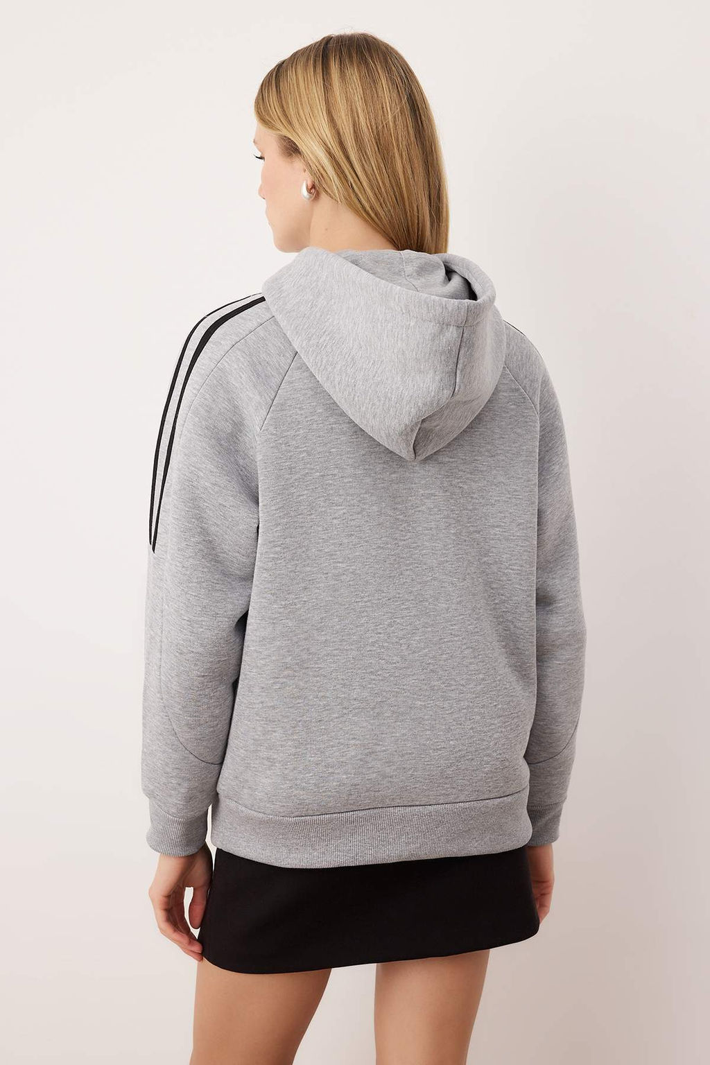 Gri Melanj Kapusonlu ve Biye Detayl? Oversize/Genis Kal?p Orme Sweatshirt TWOAW26SW00107