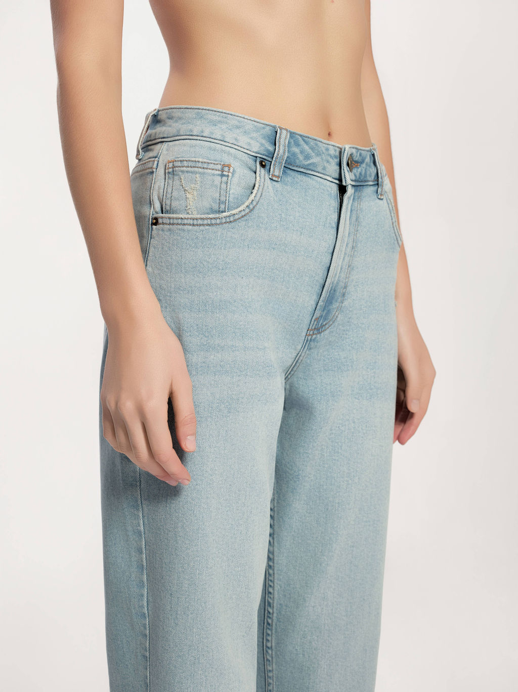 CONTE CON-730 Джинсы mom с легким эффектом потёртостей и разрушений light blue - Conte elegant фото 5